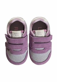 Sneakers viola per bambini con tomaia in mesh grigia, due cinturini in velcro e dettagli in suede testurizzato. La fodera interna presenta un dettaglio rosa.