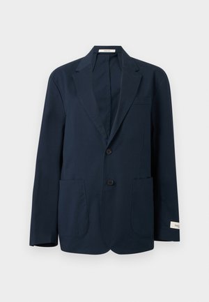 Veston bleu marine foncé pour hommes avec deux boutons, revers à crans et deux poches plaquées à l'avant sur un fond uni.