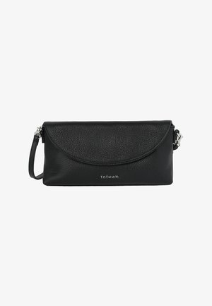 Schwarze Clutch aus strukturiertem Leder mit Klappverschluss und abnehmbarem Handgelenkriemen, vorne mit kleinem silbernem Markenzeichen.
