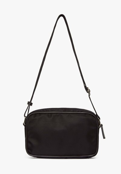 Svart nylonväska att bära över axeln med dragkedja, smal rektangulär form, justerbar axelrem och minimalistisk design.