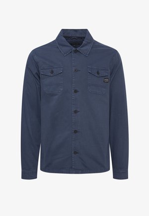 Tamno plava košulja dugih rukava od pamučne mješavine, s dva džepa na prsima s preklopima na dugmad i prednjim zatvaranjem na dugmad. Glatka tekstura.