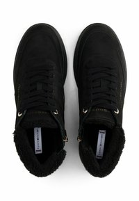 Zapatillas altas de ante negro con cordones en la parte delantera, forro de piel sintética y acentos metálicos. Presenta una suela texturizada y un detalle de logo.