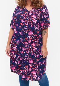 Robe marine à motifs floraux avec des manches courtes, un décolleté en V, des détails en boutons et une coupe ample. Fleurs aux teintes roses et rouges sur un fond sombre.