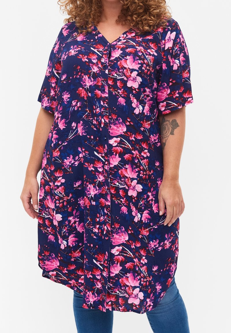 Robe marine à motifs floraux avec des manches courtes, un décolleté en V, des détails en boutons et une coupe ample. Fleurs aux teintes roses et rouges sur un fond sombre.