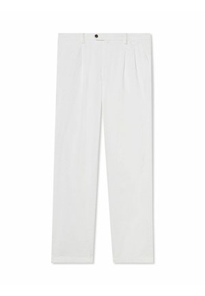 Białe, szyte na miarę spodnie z bocznymi kieszeniami, szlufkami na pasek i zapięciem na guzik w pasie.