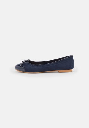 Chaussure de ballet plate bleu marine avec bout arrondi brillant, nœud décoratif et semelle beige sur fond blanc uni.