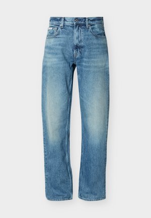 Jean denim bleu coupe droite avec taille haute, fermeture devant par bouton et zip, et design cinq poches.