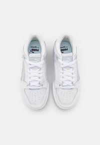 Białe sportowe trampki z syntetyczną cholewką, okrągłym noskiem i sznurowaniem. Posiadają perforacje na palcach oraz jasnoniebieską wkładkę.