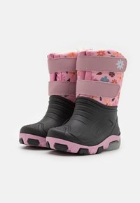 Rosa und schwarze wasserdichte Stiefel mit floralem Muster und zwei Klettverschlüssen. Strukturiertes Gummisohle für Grip und sichtbares Isolierfutter.