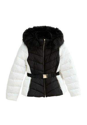 Gewatteerd jack met zwart-witte delen, capuchon met nepbont, tailleband en ritssluitingen aan de zijkant. De textuur is doorgestikt met contrasterende kleuren.