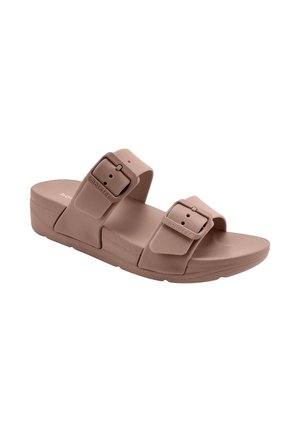 Bruine instapsandaal met twee verstelbare gespsluitingen en een gevormd voetbed, ontworpen voor casual gebruik.