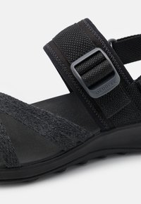 Merrell DISTRICT 4 BACKSTRAP - Käimissandaalid - black