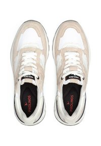 Zapatillas beige y blancas con materiales de ante y malla, que presentan un diseño estratificado, acentos texturizados y un contraste en el detalle del logo negro.