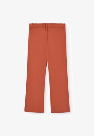 Pantalones en color óxido con un diseño de pierna ancha, cinturilla elástica y textura suave. Los dobladillos están acabados sin detalles adicionales.