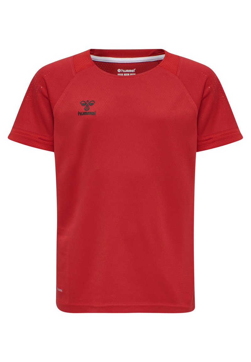 Rød sports T-shirt med korte ærmer og raglanærmer, med et sort logo på venstre bryst og en glat, åndbar stoftekstur.
