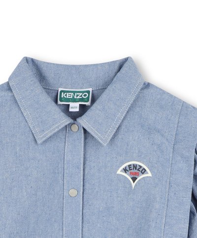 Lichtblauwe denimshirt met een klassieke kraag, zilveren drukknoopjes en een KENZO Parijs-logo in het rood en zwart op de linkerborst.