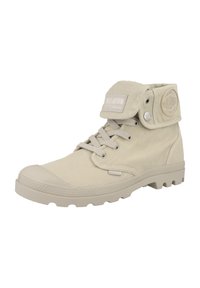 Beige korkeakärkinen saapas, joka on valmistettu kankaasta ja jossa on kuminen varvaskuppi. Saappaassa on nauhakiinnitys, napitus ja teksturoitu pohja pidon parantamiseksi.