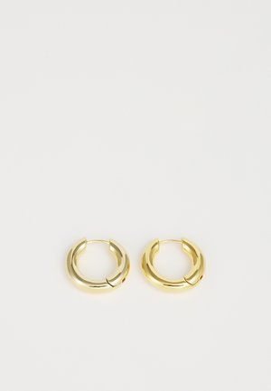 Kuldne rõngas kõrvakad, millel on sile, peegeldav pind, ümar ja jäme disain ning lihtne kinnitussüsteem mugavaks kandmiseks.