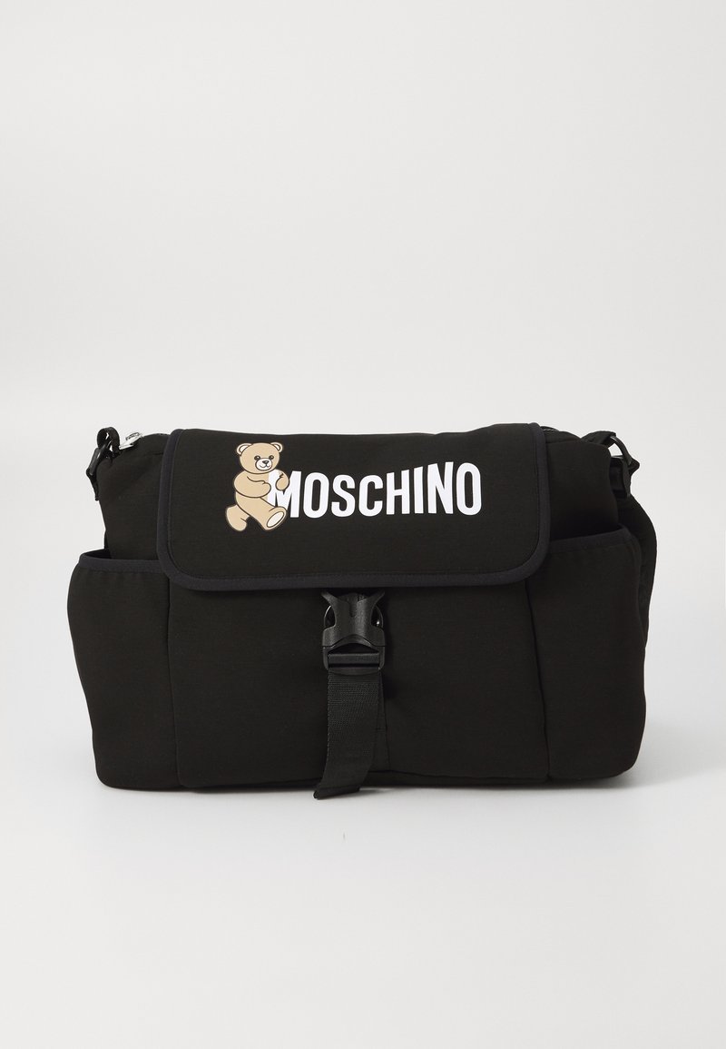 Bolso negro de Moschino con una solapa que presenta un oso de peluche beige y el nombre de la marca en blanco fuerte, asegurado por una correa de hebilla negra.