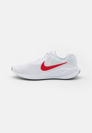 Witte sportsneaker met rode Nike-swoosh, gewatteerde kraag, bovenwerk van mesh en gevoerde witte zool tegen een plain witte achtergrond.