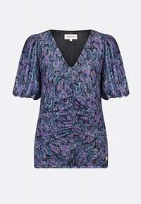 Top con motivo floreale caratterizzato da un profondo scollo a V, maniche corte a palloncino e texture arricciata. I colori includono viola, verde e accenni di rosa.