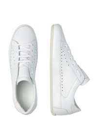 Sneakers bianchi in pelle con design minimalista, suola piatta, punta tonda, dettagli perforati sui lati e lacci bianchi.
