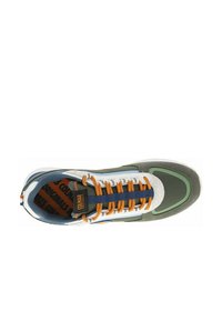 Vue de dessus d'une sneaker Colmar Originals avec des panneaux verts, blancs et bleus, et des lacets orange. Semelle intérieure avec la marque visible à l'intérieur.