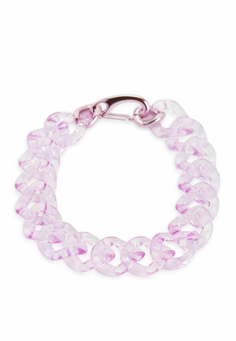 Bracelet en chaîne en acrylique violet translucide avec des maillons entrelacés et un fermoir à pince en métal argenté.