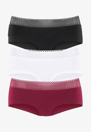 Tri páry dámskych hipster nohavičiek v čiernej, bielej a burgundskej farbe s čipkovaným lemom v páse. Popisujú hladký materiál a priliehavý strih.