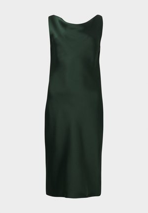 Ciemnozielona sukienka bez rękawów o gładkiej, satynowej fakturze, z dekoltem w łódkę i dopasowaną sylwetką. Prosty i elegancki design.