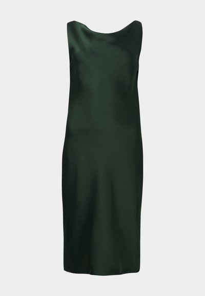 Ciemnozielona sukienka bez rękawów o gładkiej, satynowej fakturze, z dekoltem w łódkę i dopasowaną sylwetką. Prosty i elegancki design.