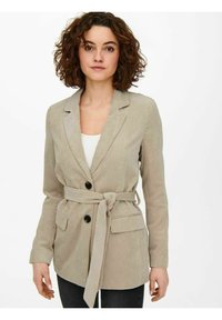 Blazer in velluto a coste beige con vita cinturata, due tasche frontali e bottoni neri. Presenta un colletto a rever e una texture a coste.