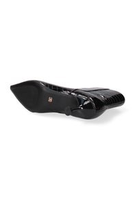Chaussure plate en cuir verni noir à bout pointu avec des détails en texture crocodile, talon bas et subtil accent doré sur la semelle.