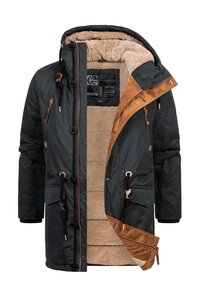 Zwarte buitenste jas met een beige fleece voering, leren accenten, meerdere zakken en een verstelbare capuchon. Voorzien van koperen hardware details.