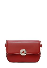 Borsa in pelle rossa con una texture liscia, dotata di tracolla a catena e di una chiusura decorativa a nodo argento sul fronte.