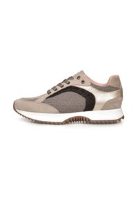 Beige suède sneakers met metallic accenten, mesh panelen en een getextureerd zwart detail. Voorzien van een witte zool met een zigzagprofiel voor grip.