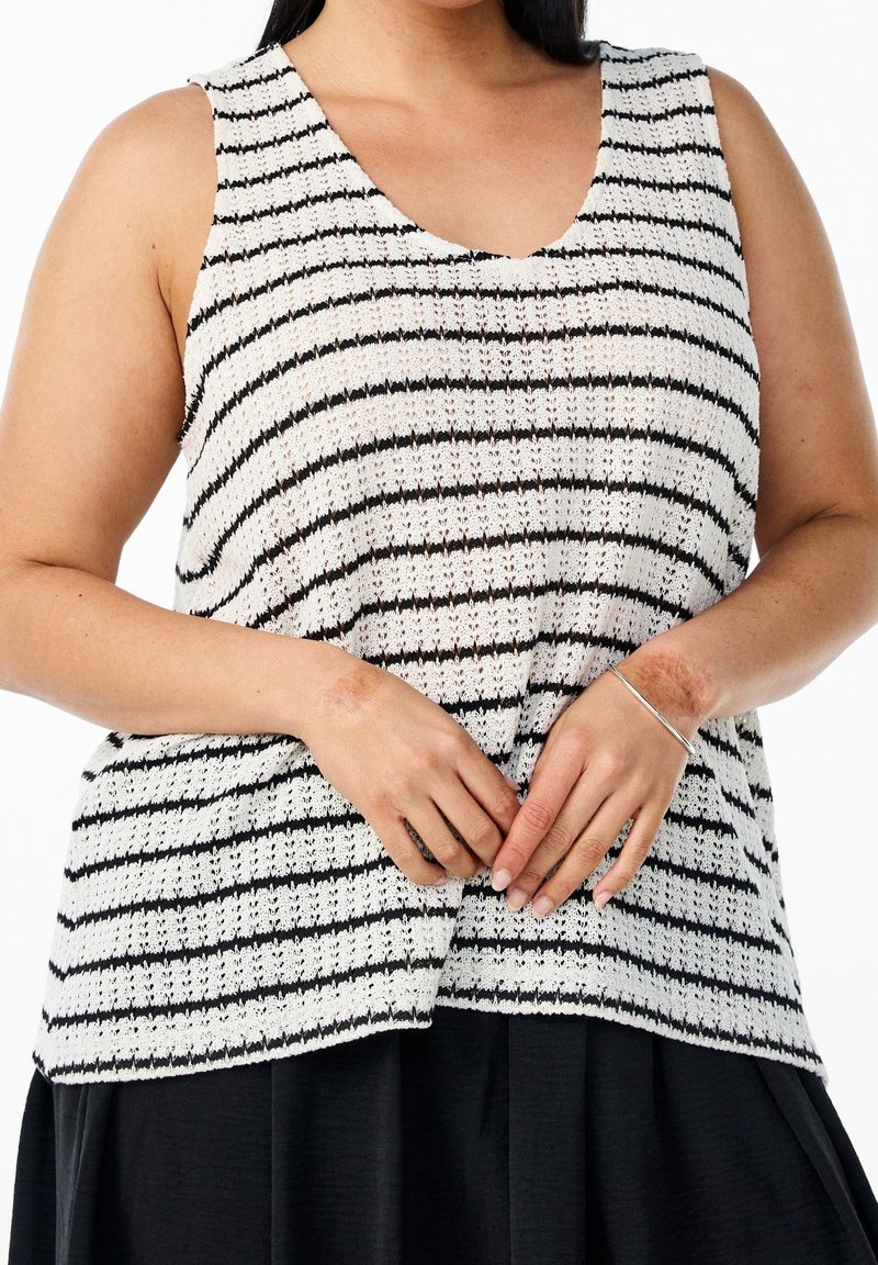 Černobíle proužkovaný tílko z lehké pletené látky, s výstřihem do oblouku a volným, pohodlným střihem.