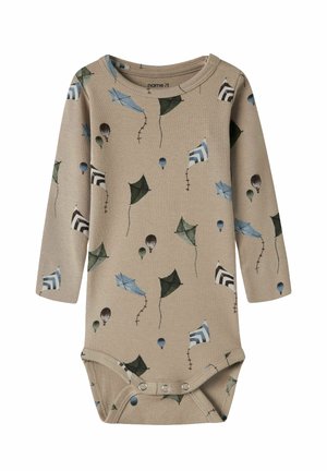 Beige babyromper met lange mouwen met blauwe en groene vlieger- en heteluchtballonpatronen en drukknoopjes aan de onderkant.