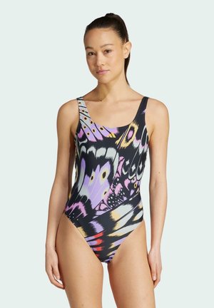 Maillot de bain une pièce avec un motif de papillon dans des tons de noir, violet et jaune, doté de larges bretelles et d'une coupe haute au niveau des jambes.