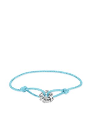 Hellblaues Kordelarmband mit verstellbaren Knoten und einem glänzenden silbernen runden Verschluss in der Mitte auf weißem Hintergrund.