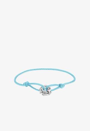 Bracelet en corde bleu clair avec des nœuds réglables et un fermoir circulaire argenté brillant au centre sur fond blanc.