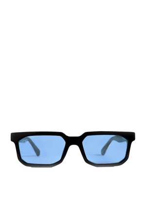 Occhiali da sole rettangolari con montatura spessa nera e lenti leggermente sfumate di azzurro su sfondo bianco.