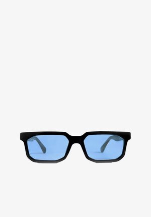 Occhiali da sole rettangolari con montatura spessa nera e lenti leggermente sfumate di azzurro su sfondo bianco.