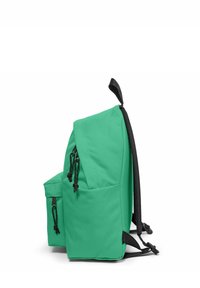 Mochila verde hecha de tela durable con una textura suave, que presenta acentos negros, correas ajustables y bolsillos laterales con cordones.