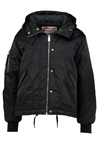 Giacca nera isolante realizzata in materiale liscio, con zip frontale, grande cappuccio e polsini elasticizzati. Include tasche laterali e per le braccia.