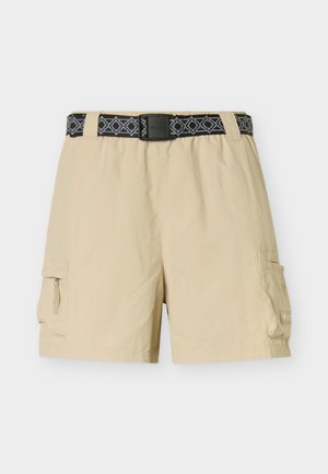 Bézs cargo rövidnadrág oldalzsebekkel és fekete mintás övvel, műanyag csattal, egyszerű világos háttéren kiállítva.