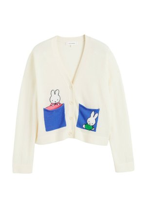 Gebreid vest in crèmekleur met een v-hals, voorzien van blauwe en roze zakken geborduurd met cartoonkonijntjes. Vijf knopen aan de voorkant.