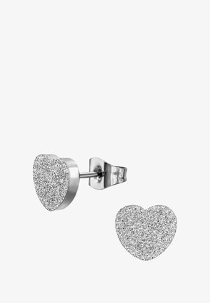 Orecchini a perno a forma di cuore in argento con superficie texture e glitterata e chiusura butterfly sicura. Il design è tridimensionale e lucido.