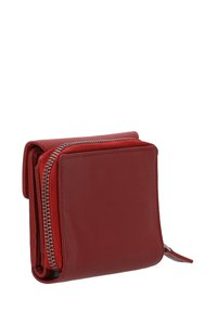 Rote Lederbörse mit strukturiertem Finish, ausgestattet mit einem Reißverschluss und einem kompakten, rechteckigen Design. Abgerundet mit silbernem Zubehör.