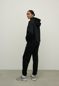 LA MANIA SEASON - Tepláky - black